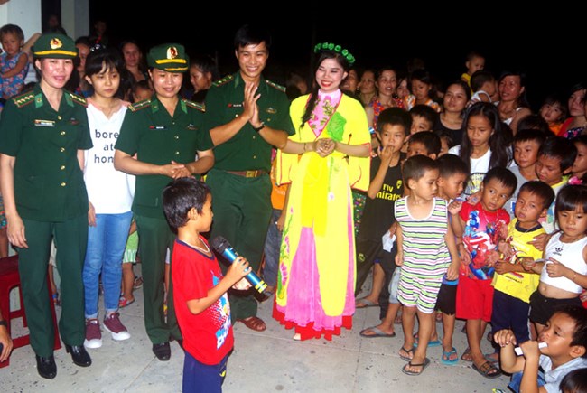 Bộ đội biên phòng mang trung thu đến trẻ em vùng biên giới (03/10/2017)